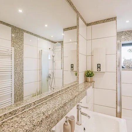 Stylisches Loft Mit 2 Baedern & Ac Apartmán *